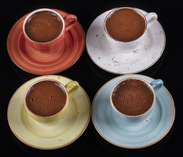 Café tradicional turco. Set taza de café turco aislado sobre fondo negro. - Foto, imagen
