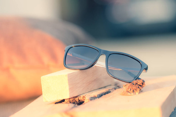 Modelo clássico de óculos de sol com lentes pretas atirar em um dia de verão. Foco seletivo - Foto, Imagem