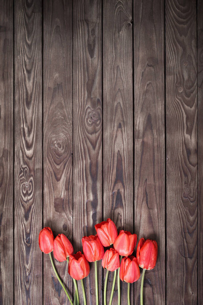 red tulips on dark wooden background - Foto, afbeelding