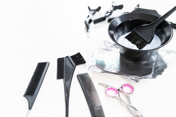 Haarfärbepulver in einer schwarzen Kunststoff-Mischschüssel auf weißem Hintergrund. - Foto, Bild