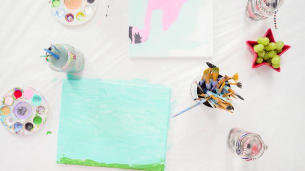 Pose plate. Pas à pas. Petites filles peinture sur toile avec peinture acrylique. - Photo, image