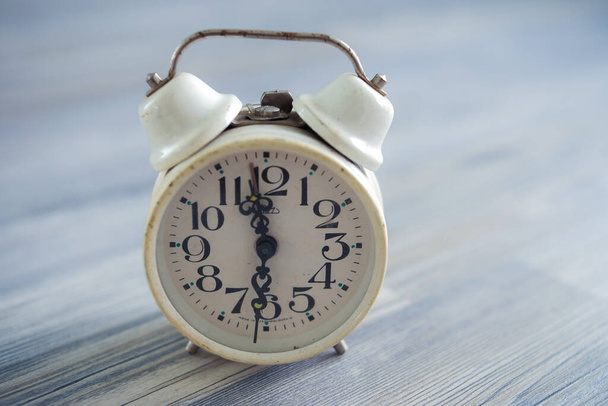 Relógio de alarme vintage branco no chão de madeira. - Foto, Imagem