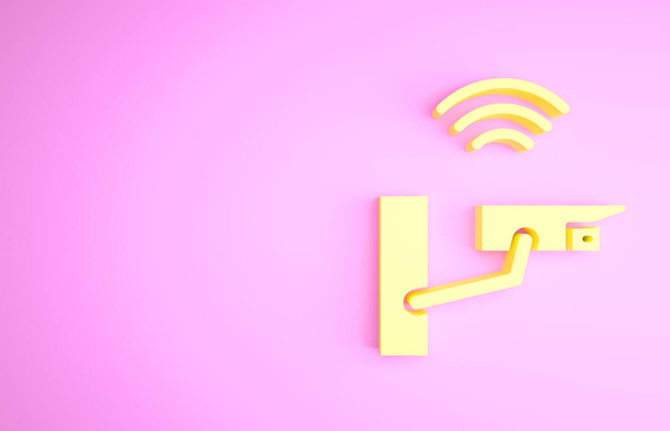 Żółta ikona inteligentnej kamery na różowym tle. Internet rzeczy koncepcja z bezprzewodowym połączeniem. Koncepcja minimalizmu. Ilustracja 3D 3D renderowania - Zdjęcie, obraz