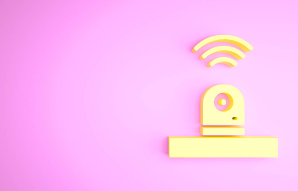ピンクの背景に隔離された黄色のスマートセキュリティカメラアイコン。ワイヤレス接続で物事の概念のインターネット。最小限の概念。3Dイラスト3Dレンダリング - 写真・画像