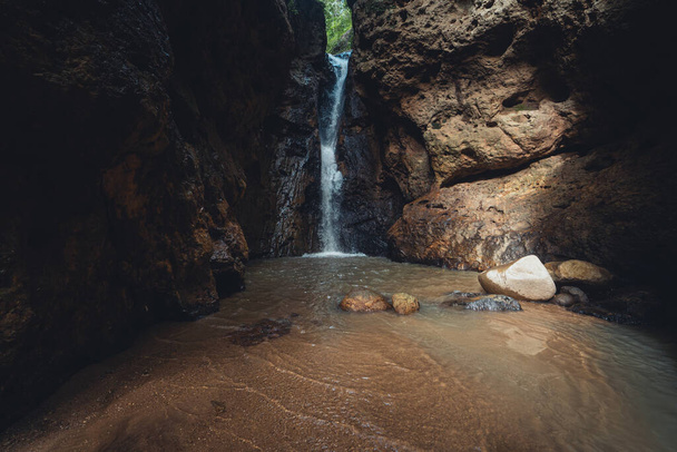滝と岩パイの小さな自然の滝 - 写真・画像