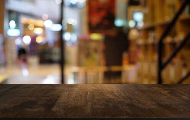 Prázdná deska stolu a rozmazání pozadí nočního trhu / selektivní ostření. - Fotografie, Obrázek