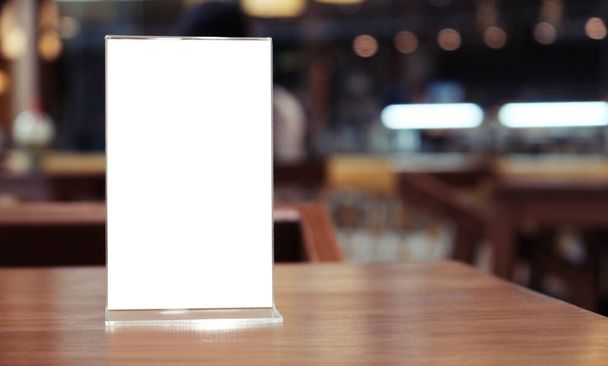 Marco del menú de pie en la mesa de madera en Bar cafetería restaurante. espacio para la promoción del marketing de texto - Foto, Imagen