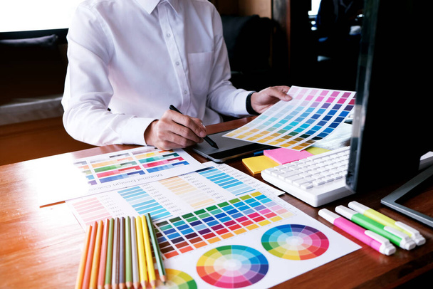 Grafikdesigner arbeitet an digitalem Tablet. Künstler zeichnet auf Grafik-Tablet und Farbmuster - Foto, Bild