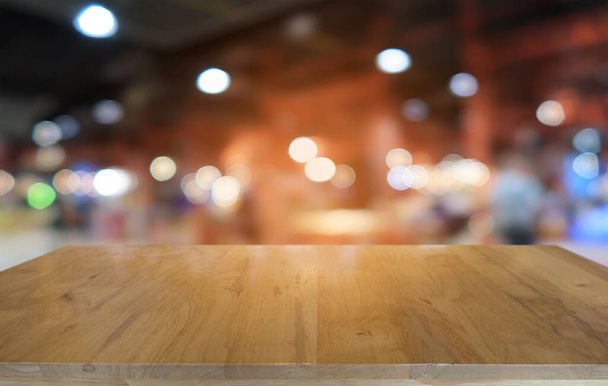 Tyhjä tumma puinen pöytä edessä abstrakti hämärtynyt bokeh taustalla ravintolassa. voidaan käyttää näyttämään tai montaasi tuotteita.Mallintaa tilaa - Valokuva, kuva