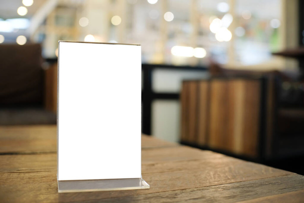 Menu frame ruimte voor tekst marketing promotie staande op houten tafel in Bar restaurant cafe - Foto, afbeelding