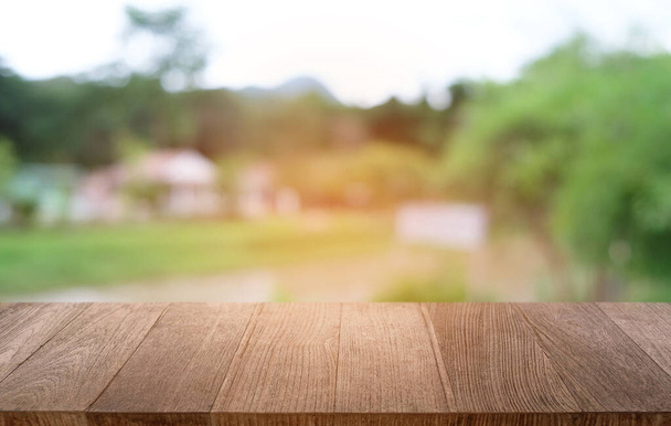Порожній темний дерев'яний стіл перед абстрактним розмитим боке фоном ресторану. може бути використаний для відображення або моніторингу ваших продуктів.Mock up for space
 - Фото, зображення