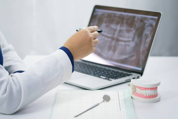 Dentista examinando un paciente dientes tratamiento médico en el consultorio dental. - Foto, Imagen