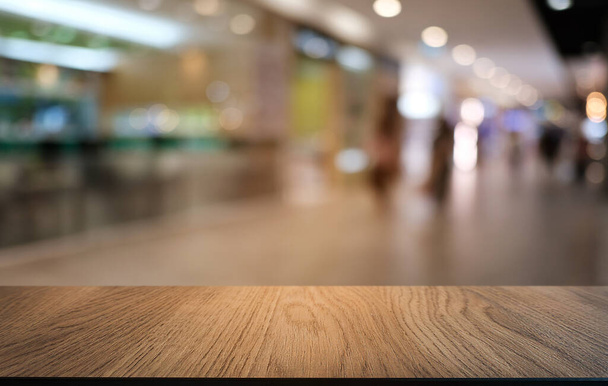 Mesa vacía de madera oscura frente al abstracto fondo borroso bokeh del restaurante. se puede utilizar para la exhibición o el montaje de sus products.Mock para arriba para el espacio  - Foto, Imagen
