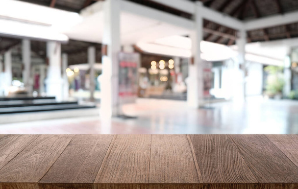 Mesa de madeira escura vazia na frente do fundo bokeh embaçado abstrato do restaurante. pode ser usado para exibir ou montar seus produtos.Preparar para o espaço - Foto, Imagem