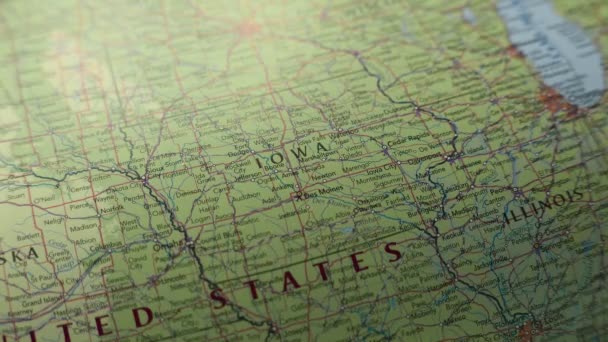 vinger wijst naar American State Iowa op de kaart van de wereld - Video