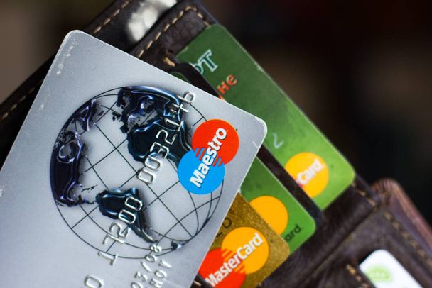 Ryazan, Oroszország - 2018. február 27.: Maestro márka hitelkártyája a bőrtárcán és a kártyák számán - Fotó, kép