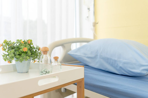 Bild des Krankenhausbettes in der Abteilung für Innere Medizin. Gesundheitswesen und medizinisches Konzept - Foto, Bild
