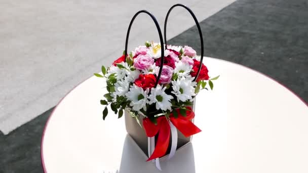 close-up πλάνα από όμορφα λουλούδια ανθισμένα μπουκέτο στο τραπέζι - Πλάνα, βίντεο