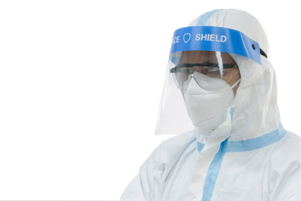 κοντινή φωτογραφία του Ασιάτη γιατρού με μέσα ατομικής προστασίας ή PPE για τη θεραπεία του ασθενούς με covid-19 ή λοίμωξη από τον ιό του στομίου στο νοσοκομείο - Φωτογραφία, εικόνα