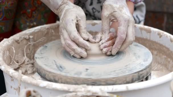 Ceramista che forma la piastra sulla ruota della ceramica - Filmati, video