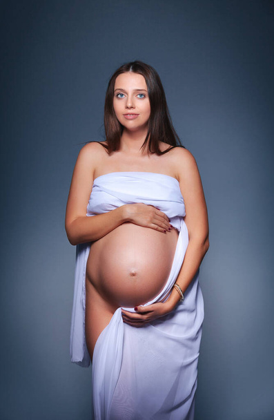 Happy pregnant woman en studio - Foto, Imagen