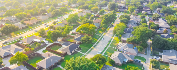 Panorama-Luftaufnahme Zersiedelung Unterbezirk in der Nähe von Dallas, Texas, USA Reihe von Einfamilienhäusern großen eingezäunten Hinterhof - Foto, Bild