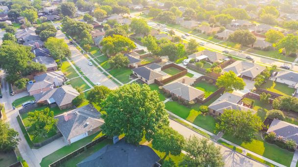 Vista de pájaro calles vecinales limpias y pacíficas con fila de casas unifamiliares cerca de Dallas, Texas, EE.UU. - Foto, Imagen