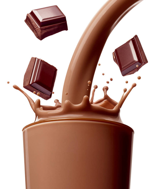 close up de chocolate respingo de leite em pedaços de vidro e chocolate no fundo branco - Foto, Imagem