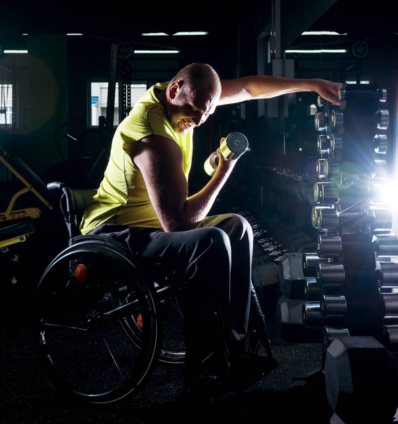 Disabled man training in the gym of rehabilitation center - Foto, Imagem