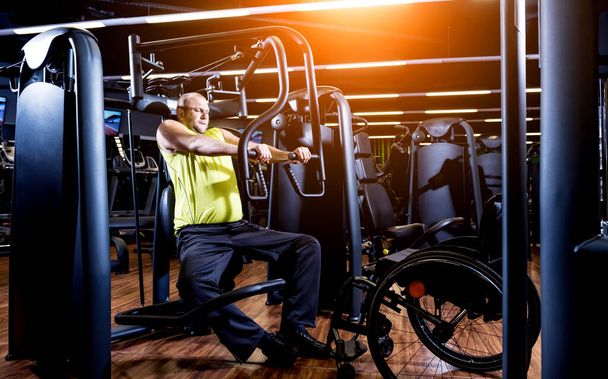 Disabled man training in the gym of rehabilitation center - Фото, изображение