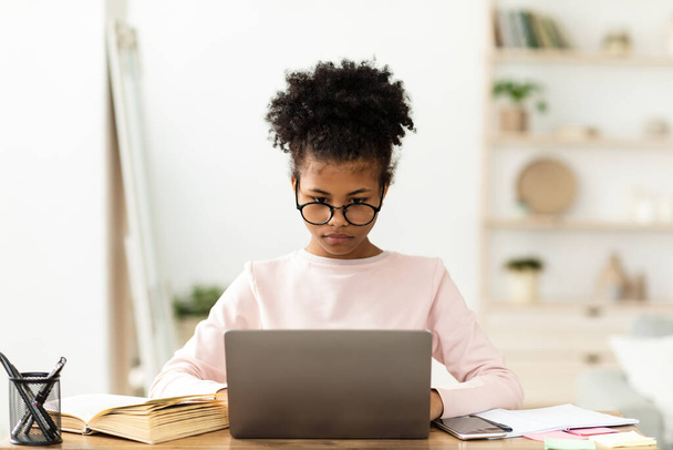 Garota afro-americana no laptop aprendendo sentado em casa - Foto, Imagem