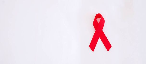 Cinta Roja para apoyar a las personas que viven y enferman. Salud y concepto de sexo seguro. Diciembre Día Mundial del SIDA Mes de Concientización - Foto, Imagen