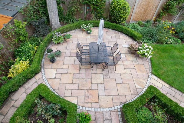 внутренний дворик круглого сада со свежевымытыми мощеными камнями - Фото, изображение