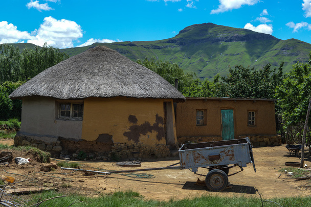 Maison traditionnelle au Lesotho
 - Photo, image