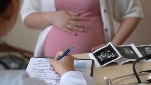 Zwangere vrouw en gynaecoloog arts in het ziekenhuis - Video