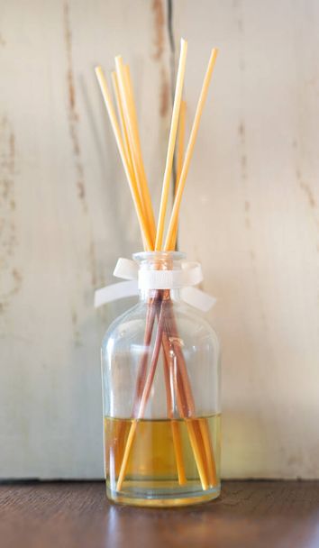 Aceite aromático con palos en un frasco de vidrio - Foto, imagen