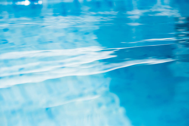 Vodní vlny v bazénu s modrým pozadím - Fotografie, Obrázek
