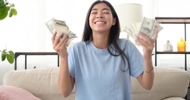 Opgewonden vrouw schudden dollarbiljetten in de hand - Video