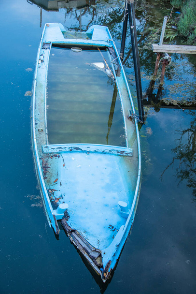 pequeno barco de pesca de madeira abandonado e quase afundado na lagoa pantanosa de Malamocco, em Veneza, Itália - Foto, Imagem