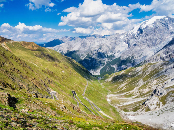 Italia, Parque Nacional Stelvio. Famosa carretera a Stelvio Pass en Ortler Alps. Paisaje alpino. - Foto, imagen