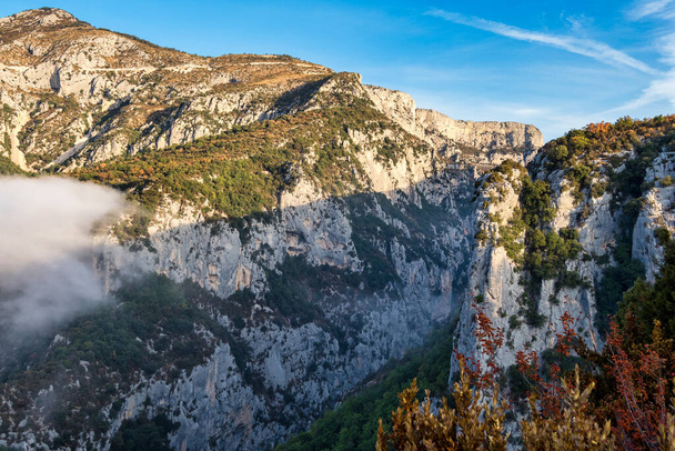 Niebla de la mañana que cuelga sobre la garganta del Verdon, Gorges du Verdon, increíble paisaje del famoso cañón con sinuoso río de color verde turquesa y altas rocas de piedra caliza en los Alpes franceses, Provenza, Francia - Foto, imagen