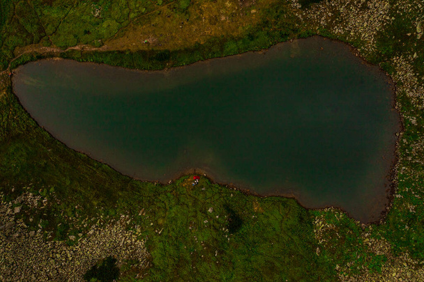 Az ukrán Kárpátok magaslati tava, a Brebeneskul-tó, a Kárpátok gyöngyszeme, nyugodt és ökológiailag tiszta víztározó. - Fotó, kép