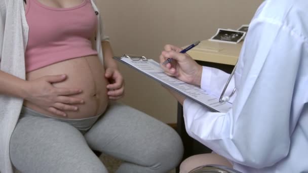 Hastanede hamile kadın ve jinekolog. - Video, Çekim