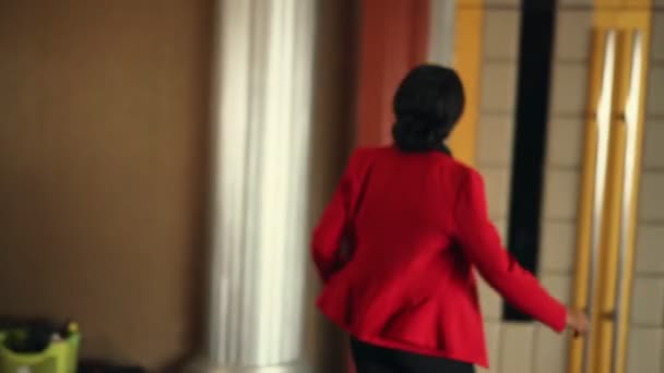 The African woman is rushing into a movie theater - Footage, Video