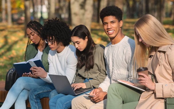Skupina zahraničních studentů studujících v podzimním parku - Fotografie, Obrázek