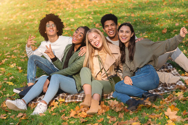 Vrolijke multi-etnische groep van tieners vrienden hebben plezier buiten - Foto, afbeelding