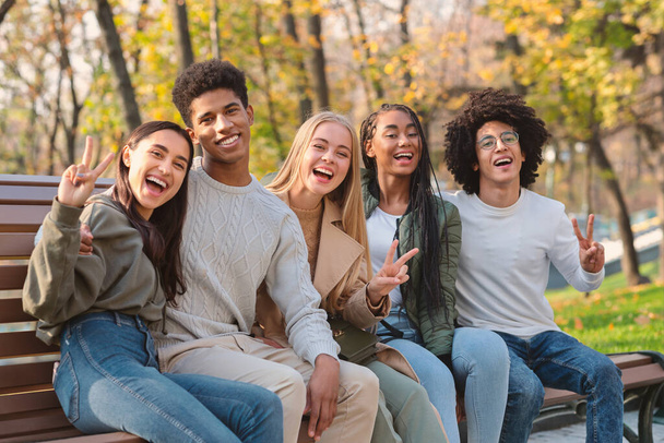 Positiiviset teinit nauttivat viikonlopusta puistossa - Valokuva, kuva