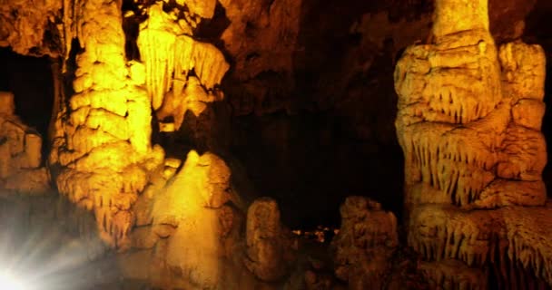 Jeskynní formace. Tokat Turkiye. Jeskyně Ballica, jihozápadně od Tokatu, je jednou z nejznámějších tureckých jeskyní. - Záběry, video