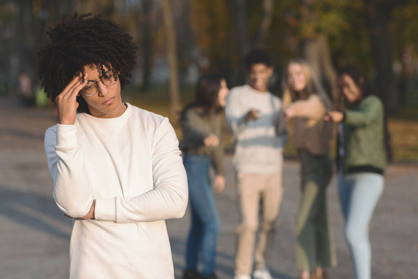 Multiraciální teenageři ukazující na frustrované černošky - Fotografie, Obrázek