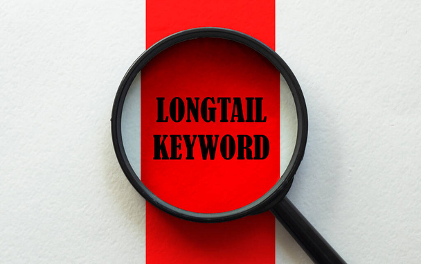 nagyító szöveggel Longtail Kulcsszó a fehér és piros háttér - Fotó, kép